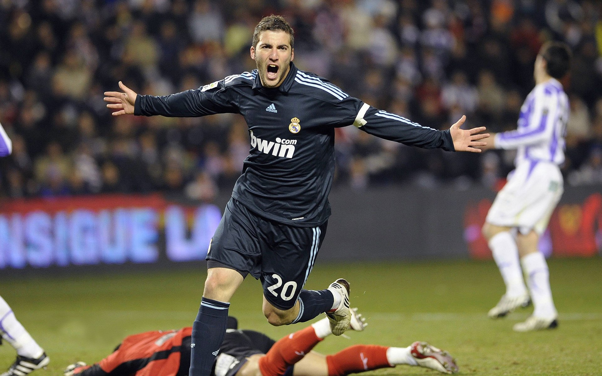 爱游戏 电竞-外援表现抢眼，球队士气大振备战新挑战，外援球队球员